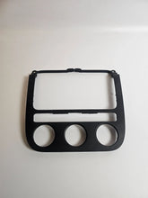 Oryginalna osłona konsoli środkowej radia i ogrzewania VW Golf V 1K 1K0858071A